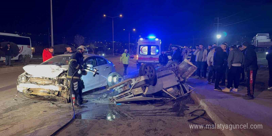 Fiat Tofaş kazada demir yığınına döndü, 3 kişi yaralandı