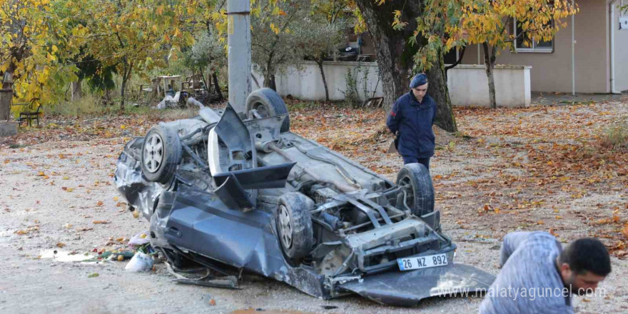 Fiat Tofaş otomobil kağıt gibi ezildi: 3 yaralı