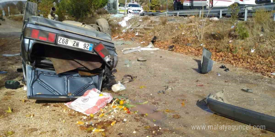 Fiat Tofaş otomobil kağıt gibi ezildi: 3 yaralı