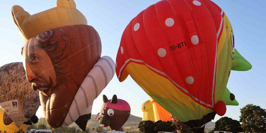 Figürlü sıcak hava balonları Ürgüp’de havalandı