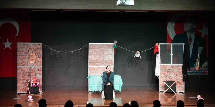 ’Filistin Hakkında Konuşmalıyız’ oyunu Gaziantep’te sahne aldı