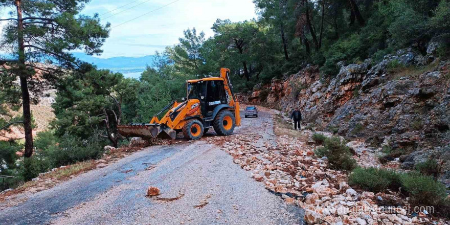 Finike’de taş ve mıcırla kaplanan yol temizlendi