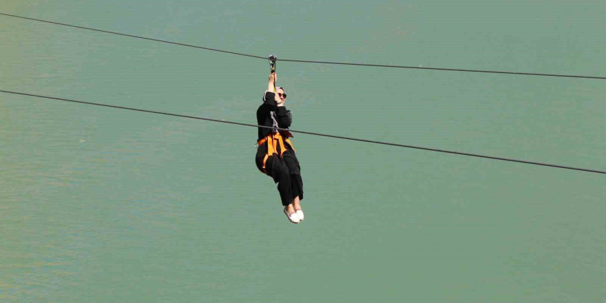 Fırat Nehri’nin muhteşem manzarası eşliğinde yapılan zipline ve tekne turu turistlerin vazgeçilmezi