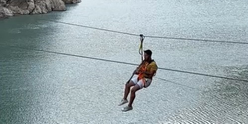 Fırat Nehri’nin muhteşem manzarası eşliğinde zipline yaparak klarnet çaldı