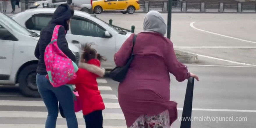 Fırtına Bursa’da adeta insanları uçurdu, kadınlar ve çocuklar zor anlar yaşadı