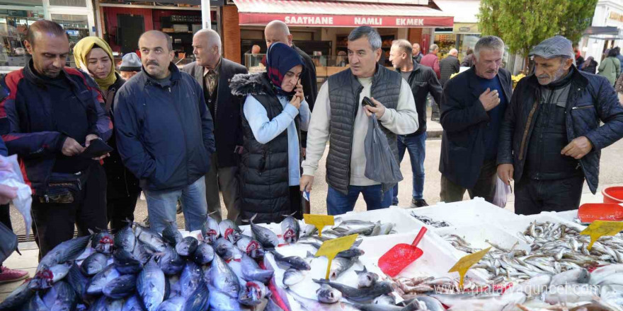 Fırtına dindi, balık tezgahları şenlendi