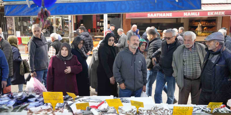 Fırtına dindi, balık tezgahları şenlendi