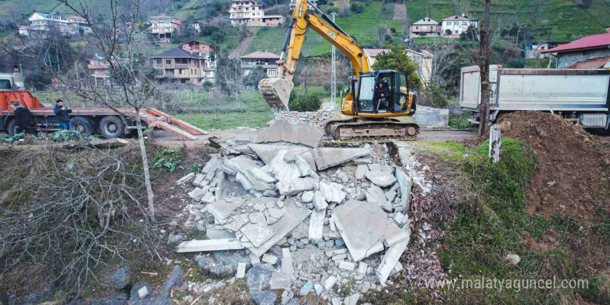 Fırtına Vadisi’nde 28 yapı sahipleri tarafından yıkıldı