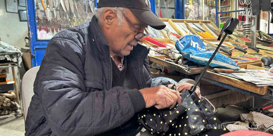 Fırtınalarda kırılan şemsiyeler tamircilerde yoğunluğa sebep oldu