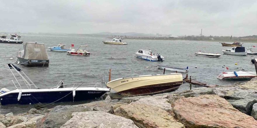 Fırtınaya dayanamayan tekneler karaya vurdu