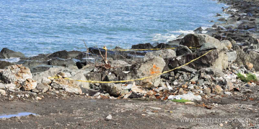 Fırtında dalgaların getirdiği deniz mühimmatı Rize’de karaya vurdu