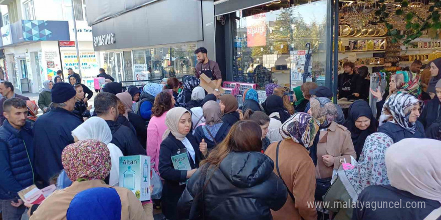 Fiyatı ucuz ürünler izdihama neden oldu