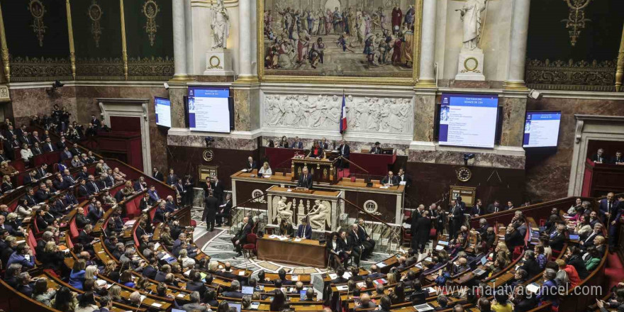 Fransa’da François Bayrou hükümetine karşı verilen güvenoyu önergesi reddedildi