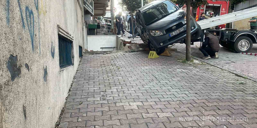 Fren yerine gaza bastı, otomobil devrildi: Öğrenciler aracın altında kalmaktan son anda kurtuldu