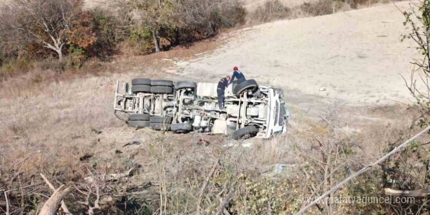 Freni boşalan beton mikseri yoldan çıktı: 1 yaralı