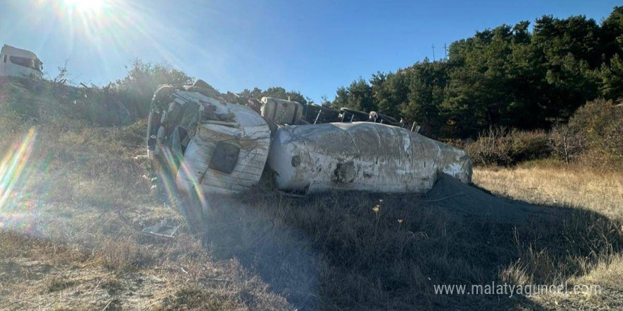 Freni boşalan beton mikseri yoldan çıktı: 1 yaralı