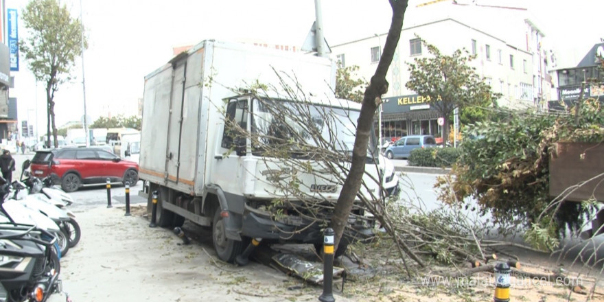 Freni boşalan kamyon kaldırıma girdi; o anlar kamerada