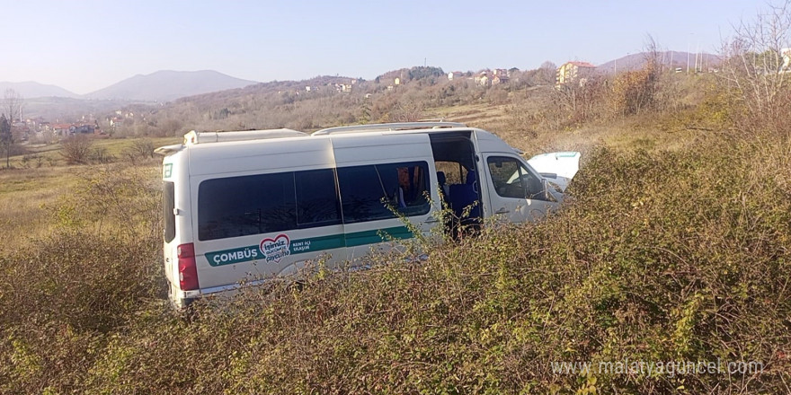 Freni boşalan minibüs ormana uçtu