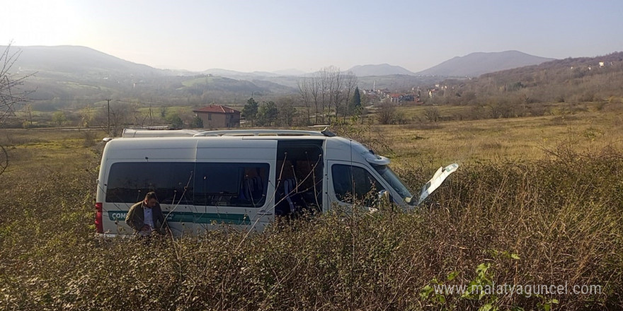 Freni boşalan minibüs ormana uçtu