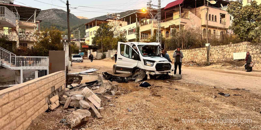 Freni patlayan kamyon 2 aracı biçti, ortalık savaş alanına döndü: 4 yaralı