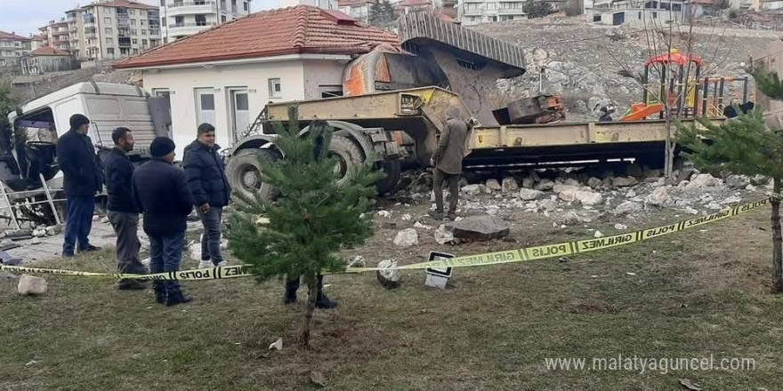 Freni patlayan tır kamu binasına çarptı: 2 yaralı