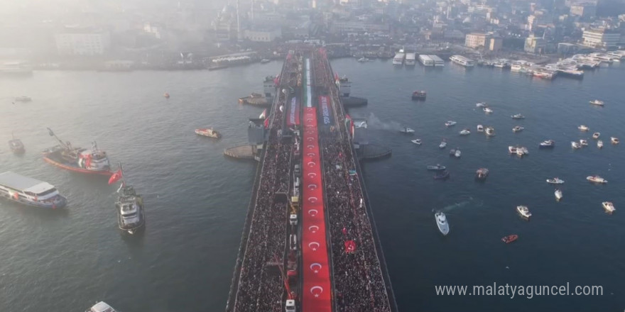 Galata Köprüsü’nde düzenlenen Gazze’ye destek yürüyüşüne balıkçılar tekneleriyle katıldı