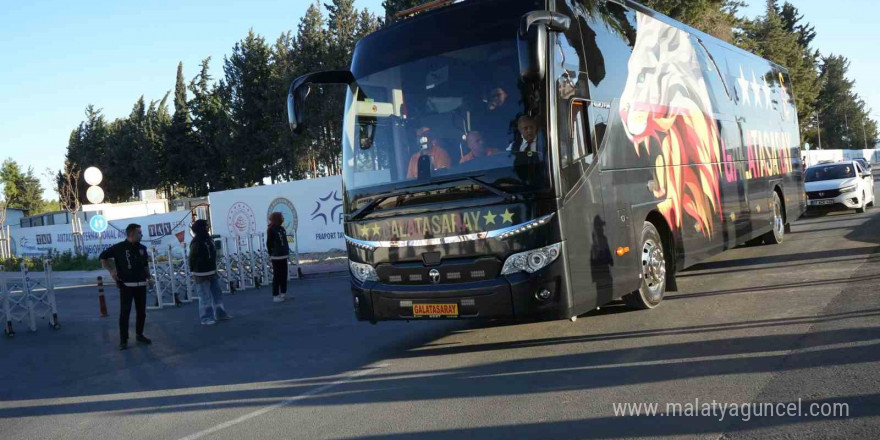 Galatasaray kafilesi Antalya’ya geldi