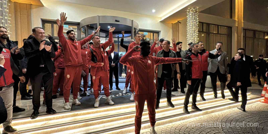 Galatasaray kafilesine Mersin’de coşkulu karşılama