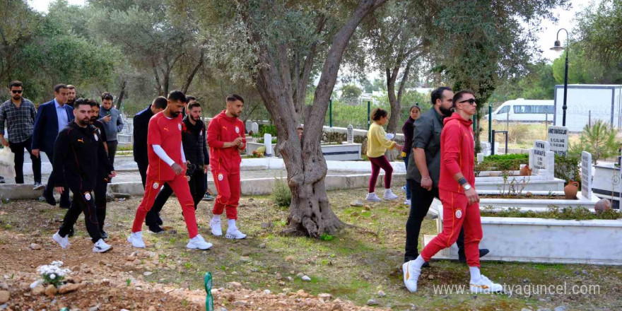 Galatasaray yönetimi ve futbolcular, Yiğit Kurt’un mezarını ziyaret etti