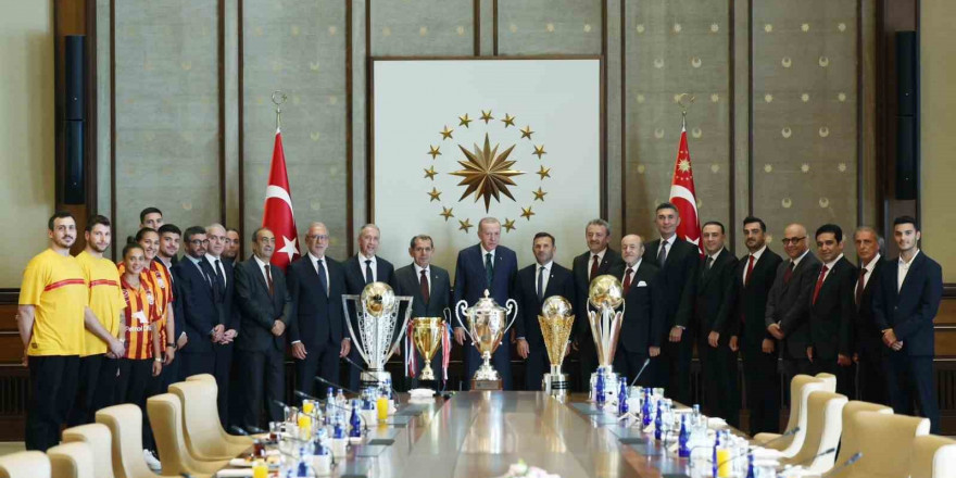 Galatasaray’ın şampiyon takımlarından Cumhurbaşkanı Erdoğan’a ziyaret