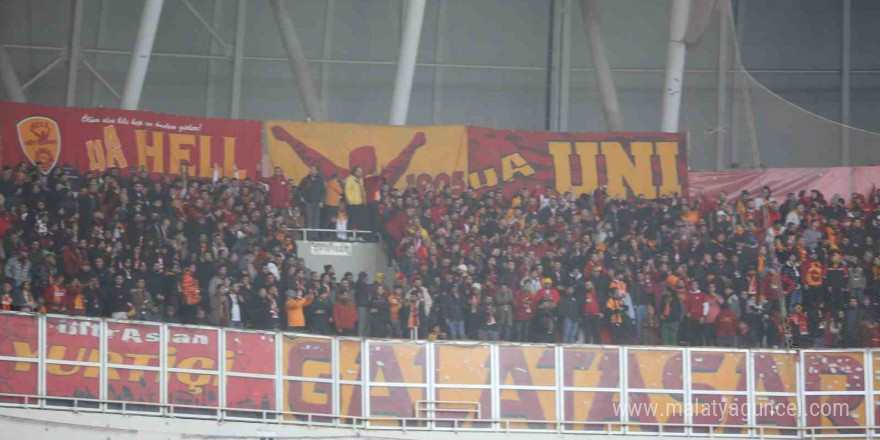 Galatasaraylı taraftarlar takımını yalnız bırakmadı