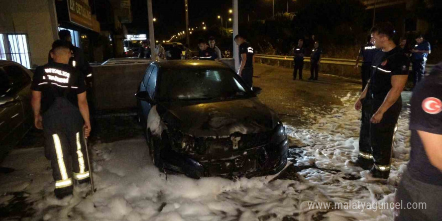 Galerinin önündeki araçları kundakladılar