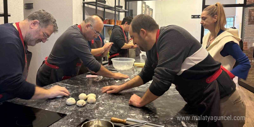 Gastro Sincan’da erkek kursiyerlerden Boşnak böreği