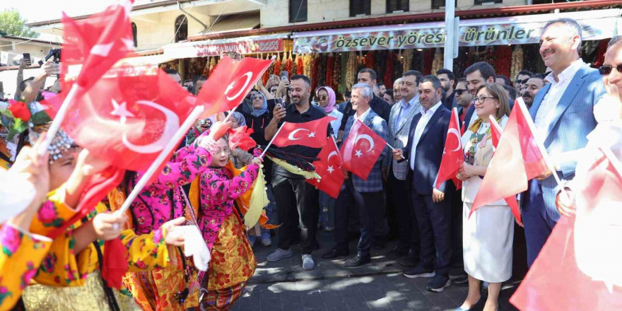 Gastroantep festivali düzenlenen kortej ile başladı