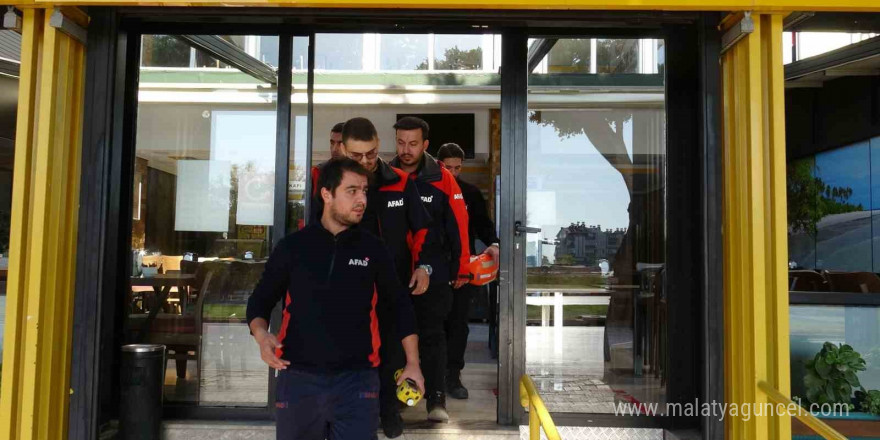 Gaz sıkışması bomba gibi patladı, 2 belediye çalışanı yaralandı