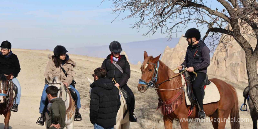 Gazeteciler Kapadokya’yı at sırtında gezdi