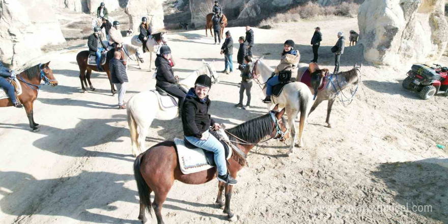 Gazeteciler Kapadokya’yı at sırtında gezdi