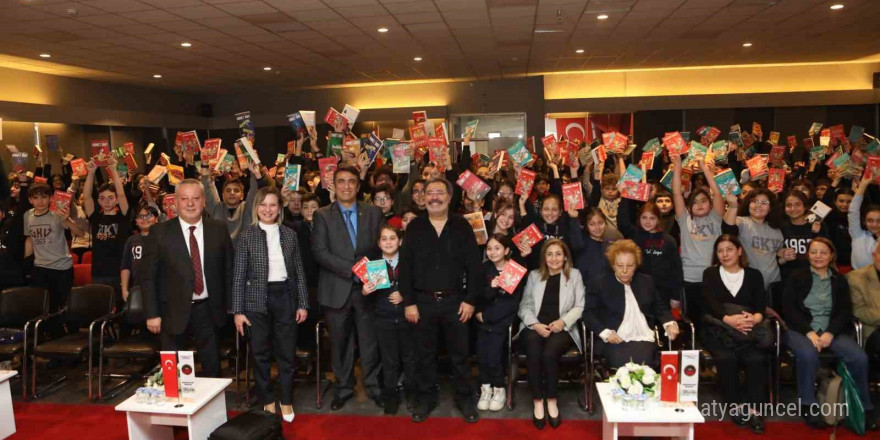 Gaziantep Kolej Vakfı Ahmet Ümit’i ağırladı