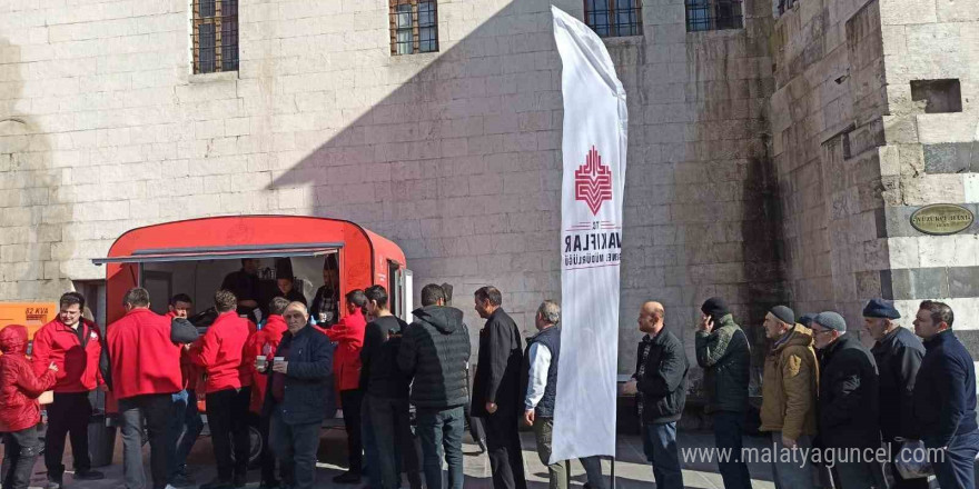 Gaziantep Vakıflar Bölge Müdürlüğü, vatandaşlara salep ikramında bulundu