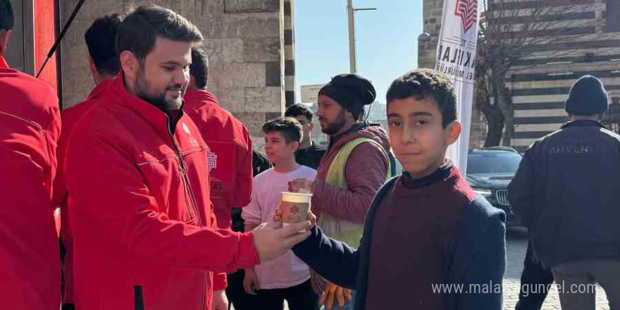 Gaziantep Vakıflar Bölge Müdürlüğü, vatandaşlara salep ikramında bulundu