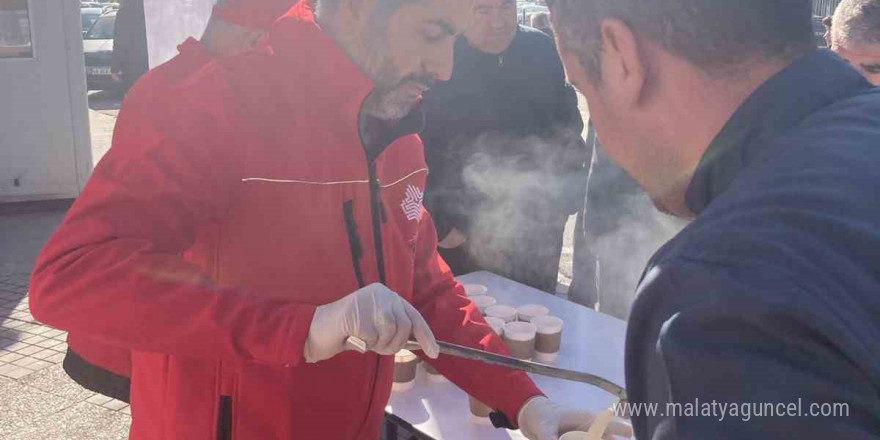 Gaziantep Vakıflar Bölge Müdürlüğü, vatandaşlara salep ikramında bulundu