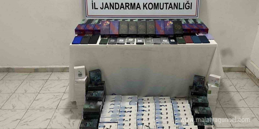 Gaziantep’te 1 milyon TL değerinde telefon ve aksesuar ele geçirildi