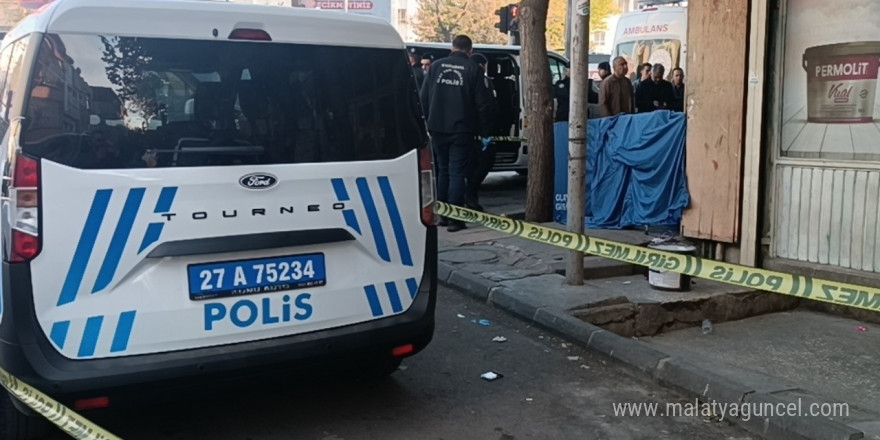 Gaziantep’te bir şahıs, sokak ortasında eşini öldürdükten sonra intihar ederek yaşamına son verdi.