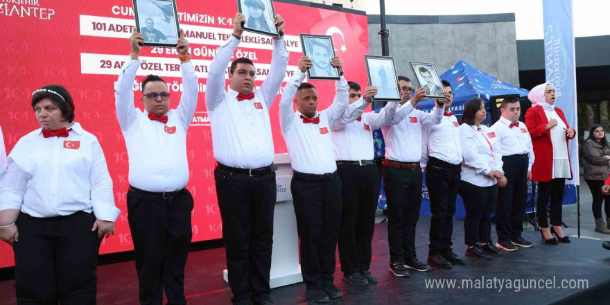 Gaziantep’te down sendromlu bireyler TUSAŞ şehitlerini andı, duygu dolu anlar yaşandı