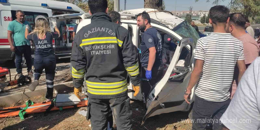 Gaziantep’te kontrolden çıkan araç ağaca çarparak durabildi: 2 yaralı