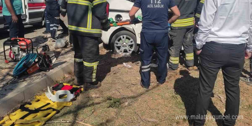 Gaziantep’te kontrolden çıkan araç ağaca çarparak durabildi: 2 yaralı