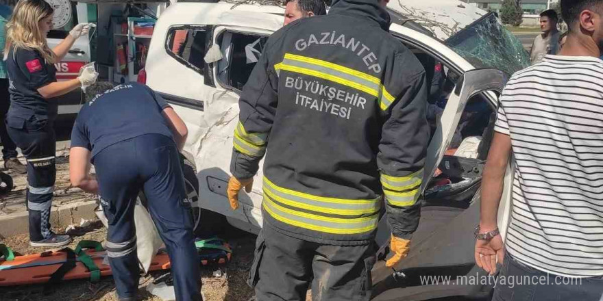 Gaziantep’te kontrolden çıkan araç ağaca çarparak durabildi: 2 yaralı