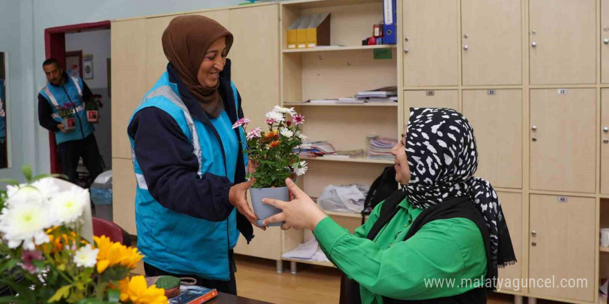 Gaziantep’te öğretmenler günü çiçeklerle kutlandı