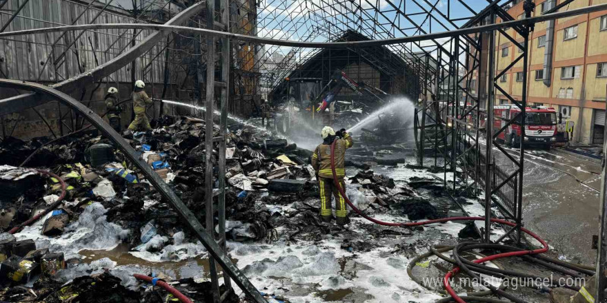 Gaziosmanpaşa’da halı sahadan iş hanına sıçrayan yangın söndürüldü