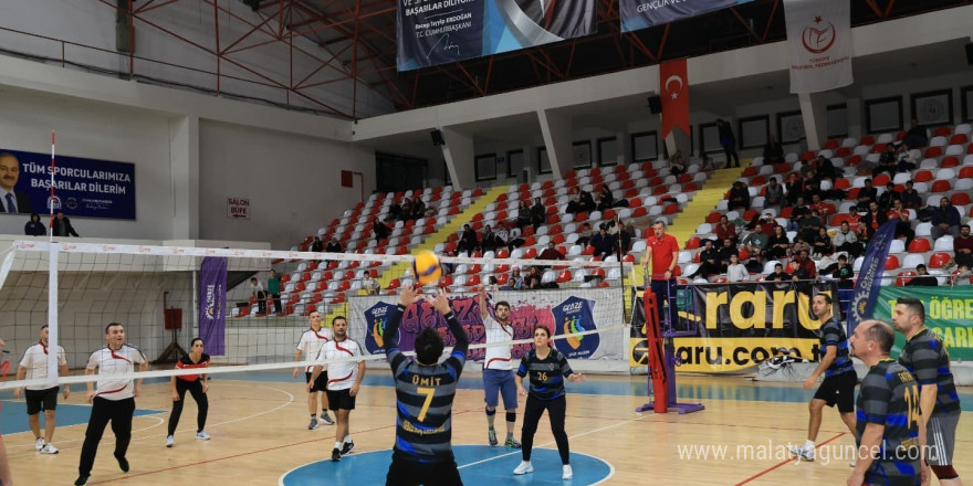 Gebze’de öğretmenler voleybol turnuvasında buluştu